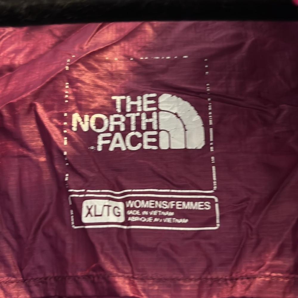 The North Face Women's Quilted Puffer Jacket in Magenta - Picture 3 of 10